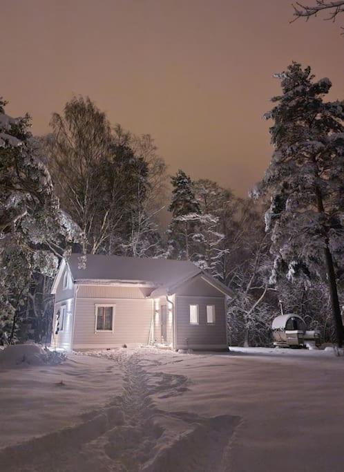 Pieni Saneerattu Hirsitalo Koskenpartaalla * Lapinjärvi